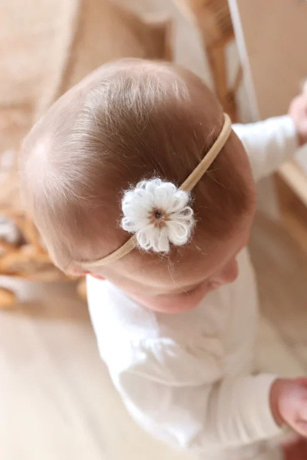 Haarbandje met wollen bloem wit